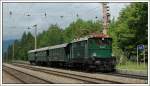 1045.09 mit ihrem Sdz R 16393 von Wien nach Krieglach in Eichberg am Semmering am 25.5.2008.