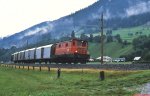 1045.09 ist im September 1989 mit einem Güterzug bei Schladming unterwegs