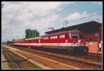 Mit einer sehenswerten Garnitur aus drei verschiedenen Altwagen erreicht 1046 006 am 6.09.1994 den Bahnhof Absdorf - Hippersdorf.