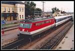 1046 016 ist am 5.09.1994 mit einem Regionalzug in Hohenau angekommen. Typisch für diese Zeit die Zugbildung des Zuges , auf der Nordbahn wurden viele Regionalzüge aus 4030 - Zwischenwagen gebildet.