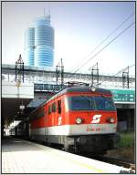 E-Lok 1046 016 steht mit dem Erlebniszug Wachau in der Haltestelle Handelskai.Im Hintergrund ist der Millennium Tower zu sehen.