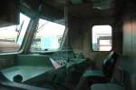 Blick durch ein Seitenfenster in den Fhrerstand einer Elektrolokomotive der Baureihe 1046 (auf dem Gelnde der GEG in Ampflwang am 26.3.2005)