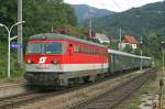 1046 016 durchfhrt am 15.09.2007 mit einem Sonderzug den Bahnhof von Bruck/Mur.