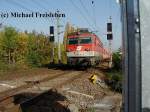 1046 007-9 vor einem Eilzug bei der Ausfahrt aus dem Bahnhof Floridsdorf Richtung Wien Nord, am 31.Oktober 2001