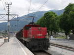 ÖBB 1063 049 kommt mit einem Güterzug auf Gleis 1 in Kitzbühel; 14.06.2017  