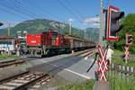 Von einem in der Nähe liegenden Industriebetrieb kommend schiebt 1063 046-5 einen Güterzug in den Bahnhof von St. Johann in Tirol (26.05.2017).