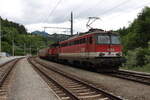 Regelmäßig wird der VG73620 von Hieflau nach Selzthal wegen des zu hohen Gewichts vorgespannt.
Am 25.6.2021 war der Fahrverschub bereits ab Weißenbach-St.Gallen zu schwer für die 1063.
So wurde die 1142 639 der 1063 022 vorgespannt und warten in Weißenbach-St.Gallen auf die Abfahrt.