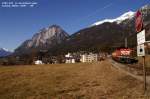 1063-041 geleitet ihren Gterzug auf Innsbruck zu, im Hintergrunde von links nach rechts: Oberinntal, Hechenberg mit Martinswand, Kirche Allerheiligen von der Feder des Clemens Holzmeister, groer und kleiner Solstein. Anfang Feber 2008 kHds