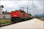 Nachdem die Gleiswaage nicht mit Schritgeschwindigkeit befahren wurde (hat sich angehrt als ob sie auseinander gefallen wre) wartet die 1063 037 mit ihren Gterwagen auf das Rangiersignal um auf Gleis 1 wechseln zuknnen. (08.07.2008)
