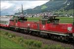 Die Innsbrucker 1063 042 und 1063 043 werden in einem Gterzug nach Hall i.Tirol oder Innsbruck berstellt. (08.07.2008)