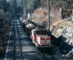 Mittenwaldbahn: 1063-042 zieht einen Gterzug durch die Ausweiche Martinswand richtung Innsbruck, im Hintergrund ein Schatten des weitgehend original aus dem Jahre 1912/13 erhaltenen