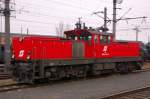  Bgeleisen  1063 013-5 steht Standby ihres nchsten Verschubauftrages in Linz Hbf am frhen, grauen Morgen des 10. Novembers 2008.