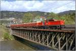 E-Lok 1063 021 fhrt mit einem Containerzug ber die Murbrcke in Leoben.