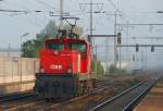 1063 032 hat die Nebelwand durchbrochen und passiert die Haltestelle Wien Haidestrae in Richtung Zentralverschiebebahnhof. Die Aufnahme entstand am 25.10.2009.