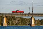 1063 025 ist am Abend des 09.09.2010 auf der Brcke ber das Entlastungsgerinne in Wien Richtung Norden unterwegs.