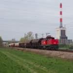Die 1063 024-2 mit dem Samnmler vor dem kalorischen Kraftwerk in Korneuburg. Man beachte, dass sich die beiden mit Bioweizen beladenen Waggons im Zug befinden. (17.04.2015)