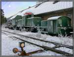 Die Museumsfahrzeuge Dampfkran 916 811 E-Lok 1067 03 und die Diesellok X 112 07 stehen vor dem Eisenbahnmuseum in Knittelfeld.