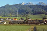 Im September 1989 hat 1080 001-8 gerade ihre Fahrt von Schladming nach Stainach-Irdning begonnen, um auf den Unterwegsbahnhöfen Milchwagen für die dortige Molkerei einzusammeln