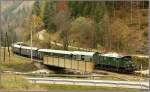 E-Lok 1080.01 fhrt mit Sonderzug 16749 von Hieflau nach Eisenerz.Hier berquert der Zug gerade die Erzbachbrcke in der Nhe von Oberjassingau.
25.10.2008