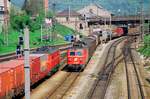 05.05.1991, ein Blick von der Straßenbrücke auf den Rangierbahnhof Salzburg, Lok 1110 530-1 mit Güterzug