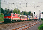 20. April 2000, auf der Westbahnstrecke der ÖBB bei Seekirchen fährt ein Zug der Rollenden Landstraße, bespannt mit Lok 1110 018-7 in Richtung Salzburg.