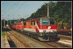 1110 018 + 1044 082 ziehen am 22.August.2000 einen Güterzug durch den Bahnhof von Velden am Wörthersee.