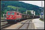 1110 020 fährt am 16.09.1998 mit einem Güterzug durch den Bahnhof Bruck/Mur.
