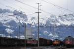 GEG 1110 522 zu Gast in Buchs SG.
Mit 8 alten Personenwagen wartet sie neben den blichen am Wochenende im Rangierbahnhof abgestellten  Re 4/4 und Re 6/6 auf die Ausfahrt.
Buchs SG 05.12.09