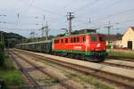 1110.524 fhrt mit dem Sonderzug 16248 von Wien FJB nach Melk durch den Bahnhof Viehofen.
