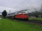 Whrend trbes Wetter fahrt die sehr tolle 1110.505 mit die Nostalgiezug Wrgl Hauptbahnhof-Zell am See bei Brixen im Thale vorbei am 17-8-2010.