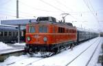 Bei leichtem Schneetreiben wartet 1110.502 im Bahnhof Garmisch-Partenkirchen Anfang Januar 1980 auf die Abfahrt nach Innsbruck