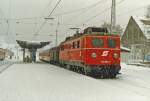 Im Winter 1986 wartet 1110.516 mit R-5514 auf die Abfahrt im alten Bhf.St.Anton/A.