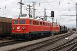 NLB 1110.505 und 2143 070-7 am 21.August 2016 im Bahnhof Amstetten.