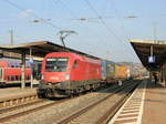 1116 163 durchfährt den Bahnhof von Ansbach mit einem Containerzug am 14.