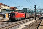 Mit einem gemischten Güterzug fuhr am 26.08.2015 die 1116 253 über Gleis 6 durch Regensburg Hbf in Richtung Norden.