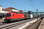 Mit einem gemischten Güterzug fuhr am 26.08.2015 die 1116 109 durch den Hauptbahnhof von Regensburg über Gleis 6 in Richtung Regensburg Prüfening.