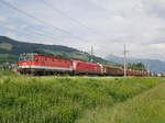 Zweifachtraktion 1144 053 + 1116 276 vor einem gemischten Güterzug in Richtung Wörgl zwischen Kirchberg in Tirol und Brixen im Thale, 14.06.2017