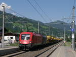 Zweifachtraktion ÖBB Taurus 1116 267 + railjet 1116 215 mit Zug eurailpool Gleisbauwagen MFS-100 in Richtung Wörgl bei Durchfahrt in Westendorf / Tirol; 15.06.2017  