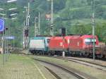 412 020, 1116 097 und 1216 002 fahren mit einem Güterzug aus Arnoldstein in Richtung Tarviso Boscoverde aus, 11.05.2007.