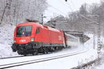 Am 10.01.2019 legt sich 1116 267 mit IC Stuttgart-Zürich oberhalb von Stuttgart-Heslach in die Kurve.