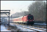 Im morgentlichen Gegenlicht kommt hier der ÖBB Taurus 1116.053 mit einem Autozug in Richtung Norden am 29.1.2006 um 9.45 Uhr durch den Bahnhof Natrup Hagen.