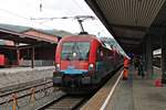 Einfahrt am Mittag des 06.07.2018 von 1116 045  Rail Cargo Hungaria  zusammen mit 1116 267 und dem EC 163  Transaplin  (Zürich HB - Graz Hbf) auf Gleis 7 in den Hauptbahnhof von Innsbruck, wo die