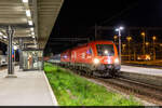 Ab in den Urlaub: ÖBB 1116 078-7 und 1116 115-7 sind mit dem NJ 467 von Zürich HB nach Wien Hbf. am Abend des 20.07.2021 abfahrbereit im Bahnhof Buchs SG.
