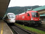 ÖBB 1116 273-2 mit dem IC 119 nach Innsbruck Hbf und der sonntägliche ICE nach Wien Westbahnhof im Bahnhof Bregenz. Aufgenommen am 02.08.2009