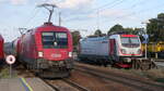 Die 1116 184 zieht einen Güterzug in Doppeltraktion an der in Gänserndorf abgestellten TRAXX 188 02 in Richtung Wien.