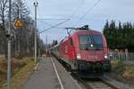 Bildtitel    Freundlich grüßender Lokführer (||)  - oder -    Nachher# - Nach dem Fahrplanwechsel 2021/2022 werden die Wagen des IC nach Innsbruck mit Elektroloks gezogen    Am 12.12.2021 zieht 1116