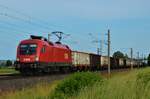 ÖBB 1116 143 fährt zusammen mit einem Güterzug, Richtung Hamburg, am 01.06.2021 im Gegengleis duch Vietznitz.