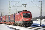 Die ÖBB 1116 268 mit Taschenwagen auf der Inntalstrecke bei Oberaudorf am 26.01.22