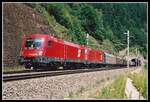 1116 047 + 1116 064 fahren am 30.06.2002 mit einem Güterzug zwischen Galgenbergtunnel und Annabergtunnel durchs Murtal.