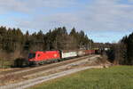 1116 149 war mit einem gemischten Güterzug am 14. Januar 2023 bei Sossau in Richtung München unterwegs.